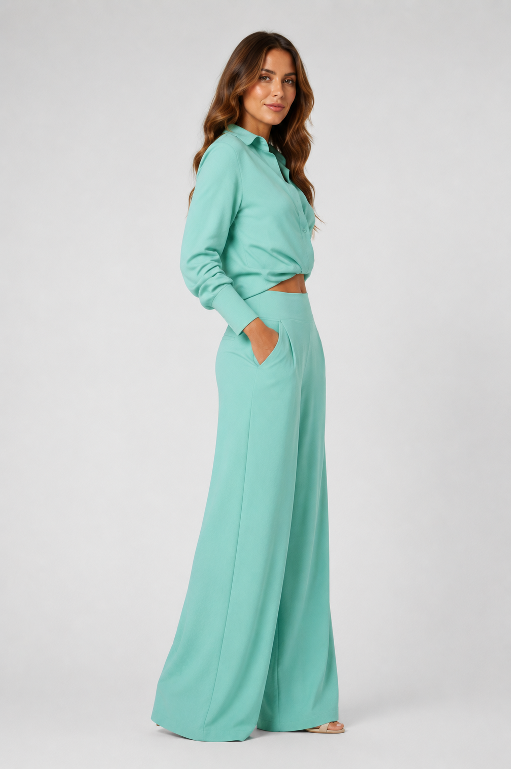 Conjunto de verano con camisa anudada y pantalón palazzo de cintura alta