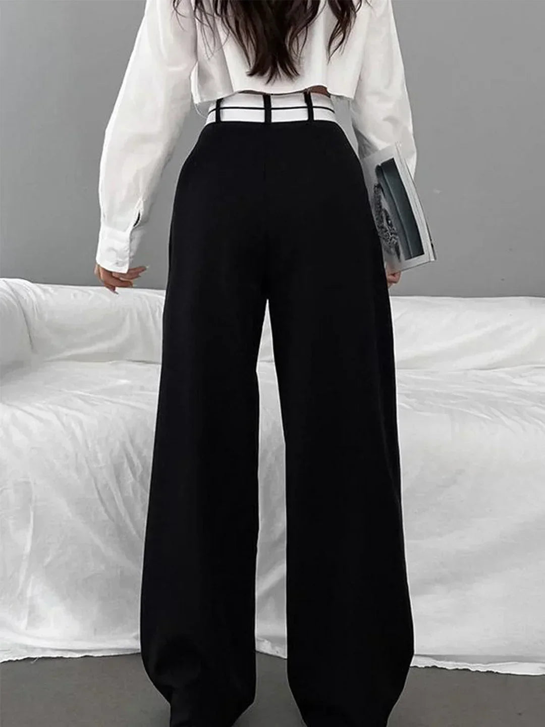 Pantalón ancho con cinturilla asimétrica